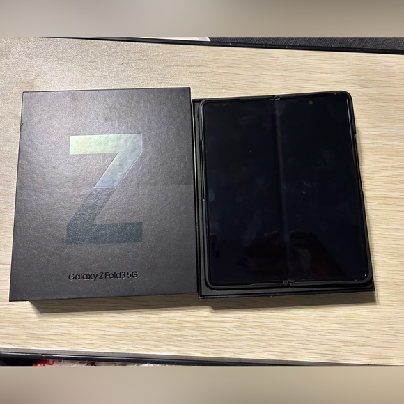 *SOLD* Samsung Fold 3 5G - 256GB w/ S Pen and Case - Picture 4 of 8